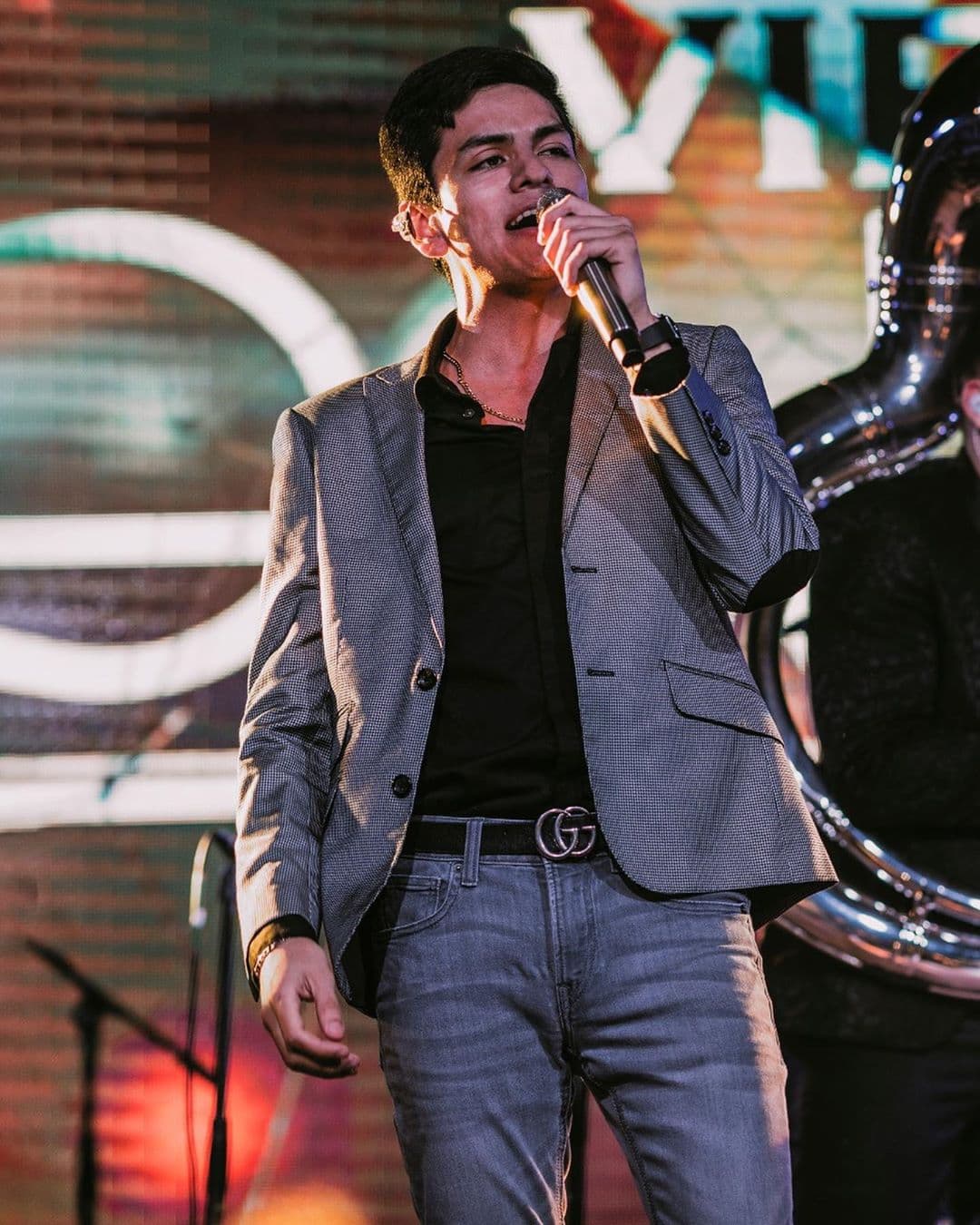 El Fantasma da pastelazo a Virlán García en presentación en vivo