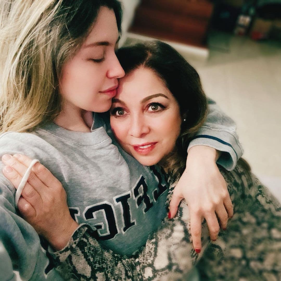 Y aunque es poca la actividad que se registra en su perfil desde julio pasado, en el Instagram de su famosa madre sus seguidores han tenido noticias de ella. Incluso, ha impactado por el enorme parecido que tiene con su media hermana Angélica Vale.