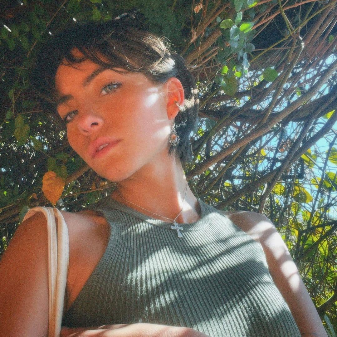 Camila, hija de Raúl Araiza, derrocha estilo en corte garzon y arriesgado look