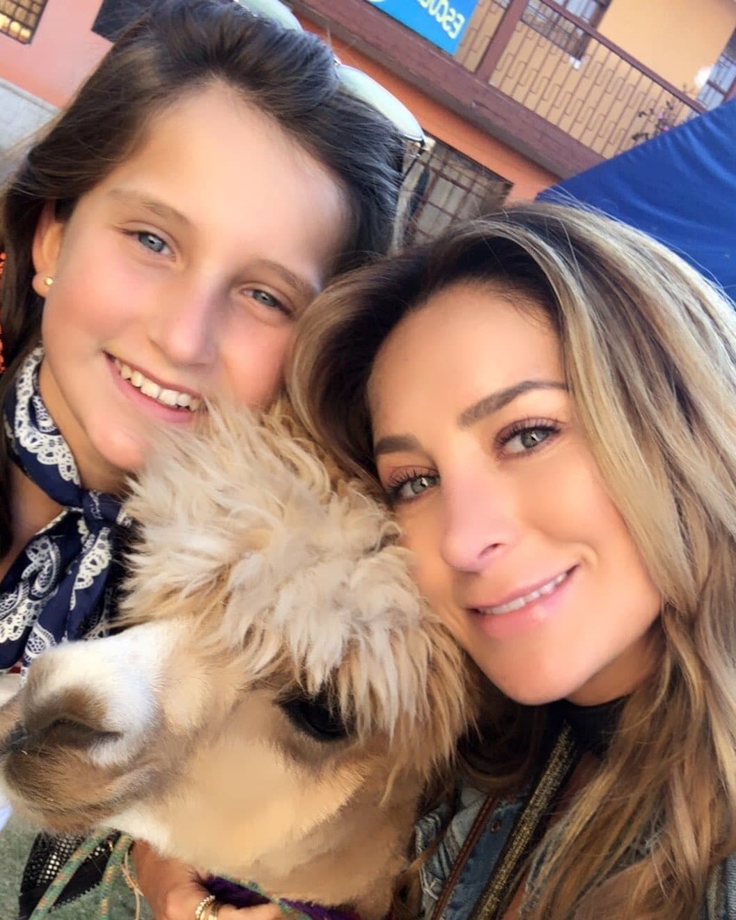 Elissa Marie, hija de Gabriel Soro y Geraldine Bazán, ya comenzó a hacer sus pininos en la actuación al lado de su famoso padre, ya que tuvo una aparición en Soltero con hijas y trabajará con su mamá en una serie.
