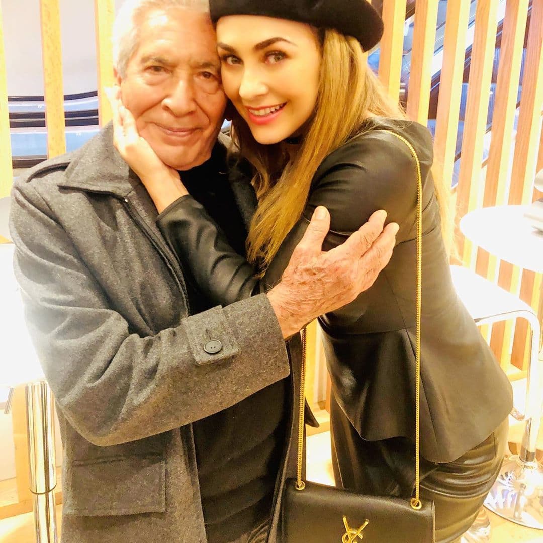 Aracely Arámbula compartió esta fotografía junto al actor José Carlos Ruiz, quien diera vida a su padre en el melodrama 'Soñadoras' de 1998.