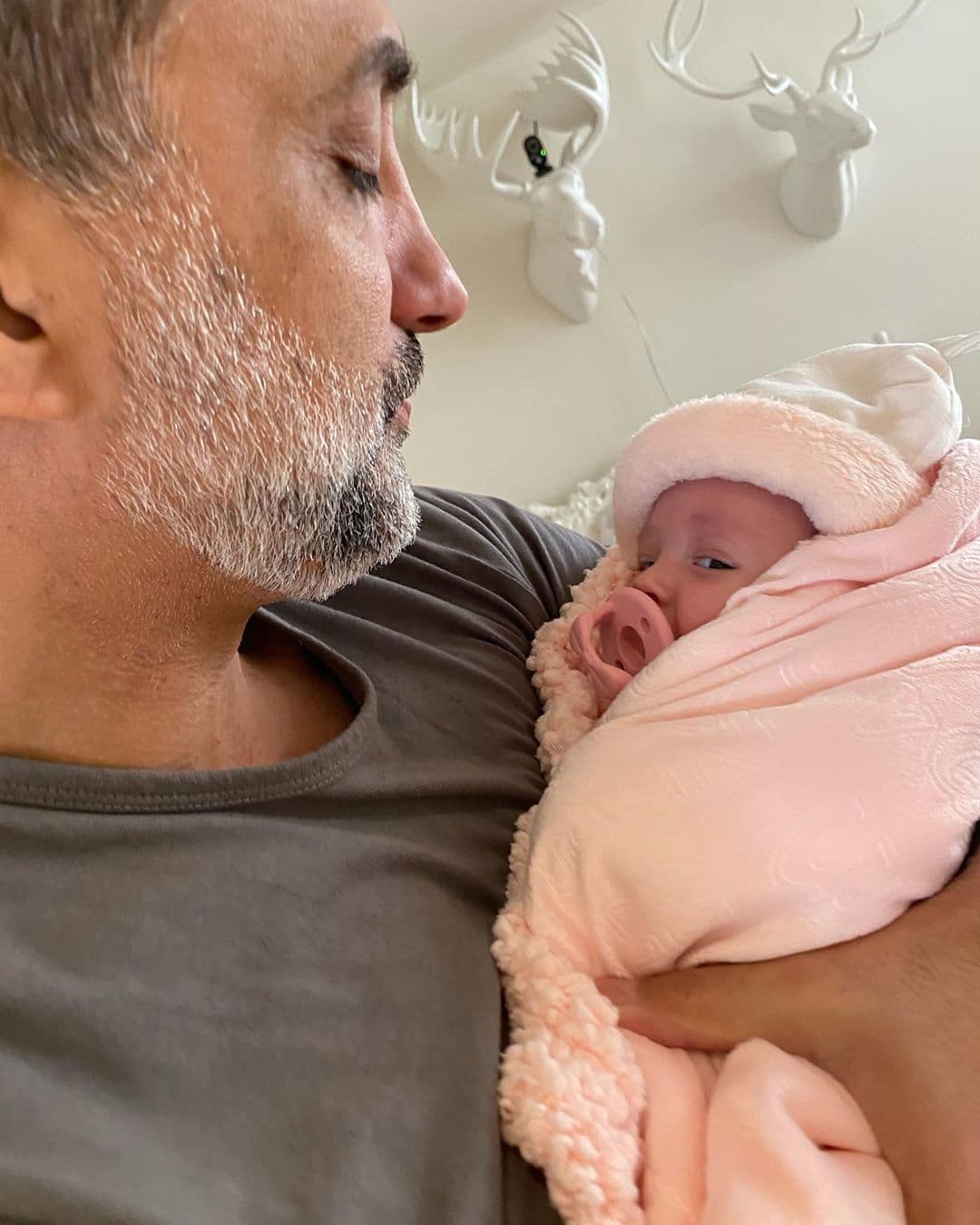 Marlene Favela no es la única que comparte fotografías de Bella, su esposo George Seely ha llenado su cuenta con varias fotografías de su bebé, dejando claro que la familia Seely Favela están felices con su llegada.