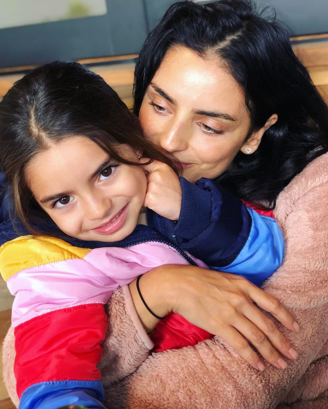 Aitana Derbez posa junto a su media hermana Aislinn Derbez y lucen idénticas