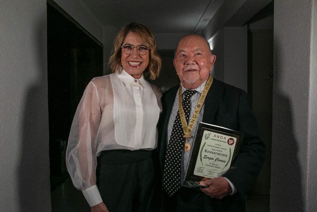 Genoveva Martínez, productora de Como dice el dicho, con Sergio Corona