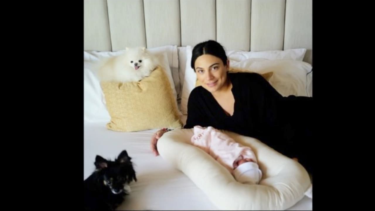 Ana Brenda Contreras posa junto a su hija Aria y sus dos perritas