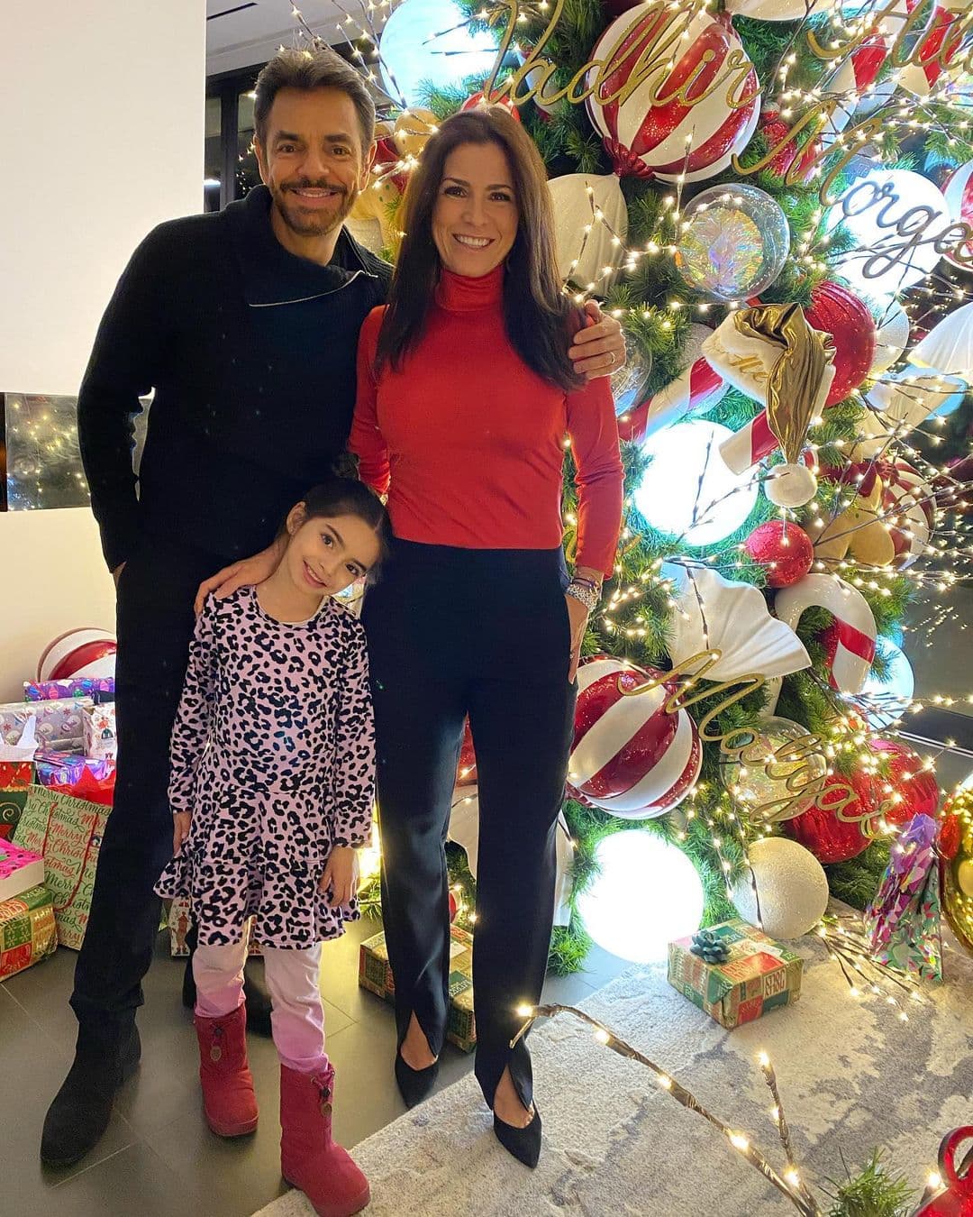 ¡Los Derbez abren sus regalos! Desde un caballito hasta un extravagante presente para Aislinn