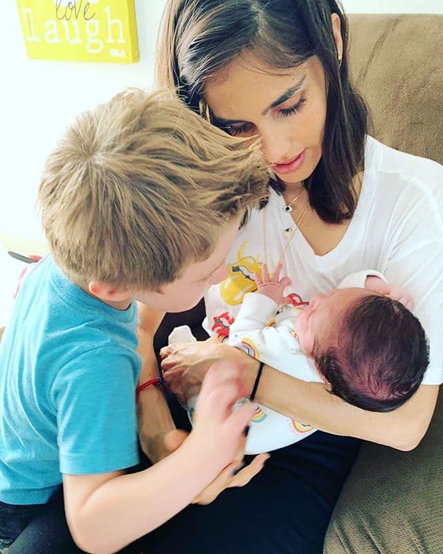 "Así completamos ésta familia hermosa que tengo la suerte de tener. Con nuestra bebé arcoíris 🌈. Tan esperada, tan deseada. Que costó 4 años traer al mundo. Por fin está aquí con nosotros sana, hermosa, perfecta".