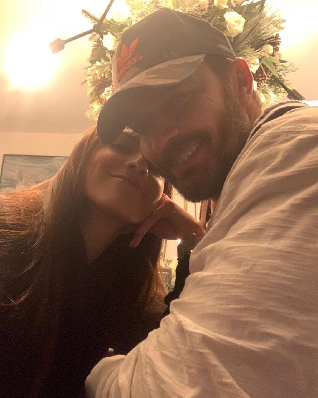 Varios famosos aplaudieron el romántico festejo de la pareja, a la cual le llovieron emojis en forma de corazón y emotivos mensajes, como: “Que viva el amor”, “Por muchos amos más”, “Qué lindo verte feliz güero”, “Está hermoso el detalle, pareja preciosa”, entre otros.