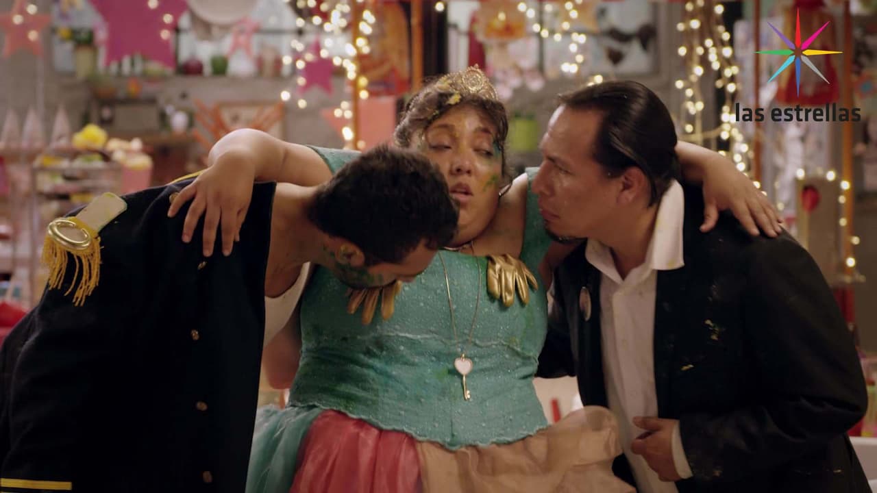 Macedonio, interpretado por Gerardo Taracena, llegó a la vida de Toña en la tercera temporada junto con 'La Delegángster', la hermana de Rocío, pues era su escolta.
<br>
<br>Se disputó el amor de Toña con Jair Gabriel en algunos episodios.