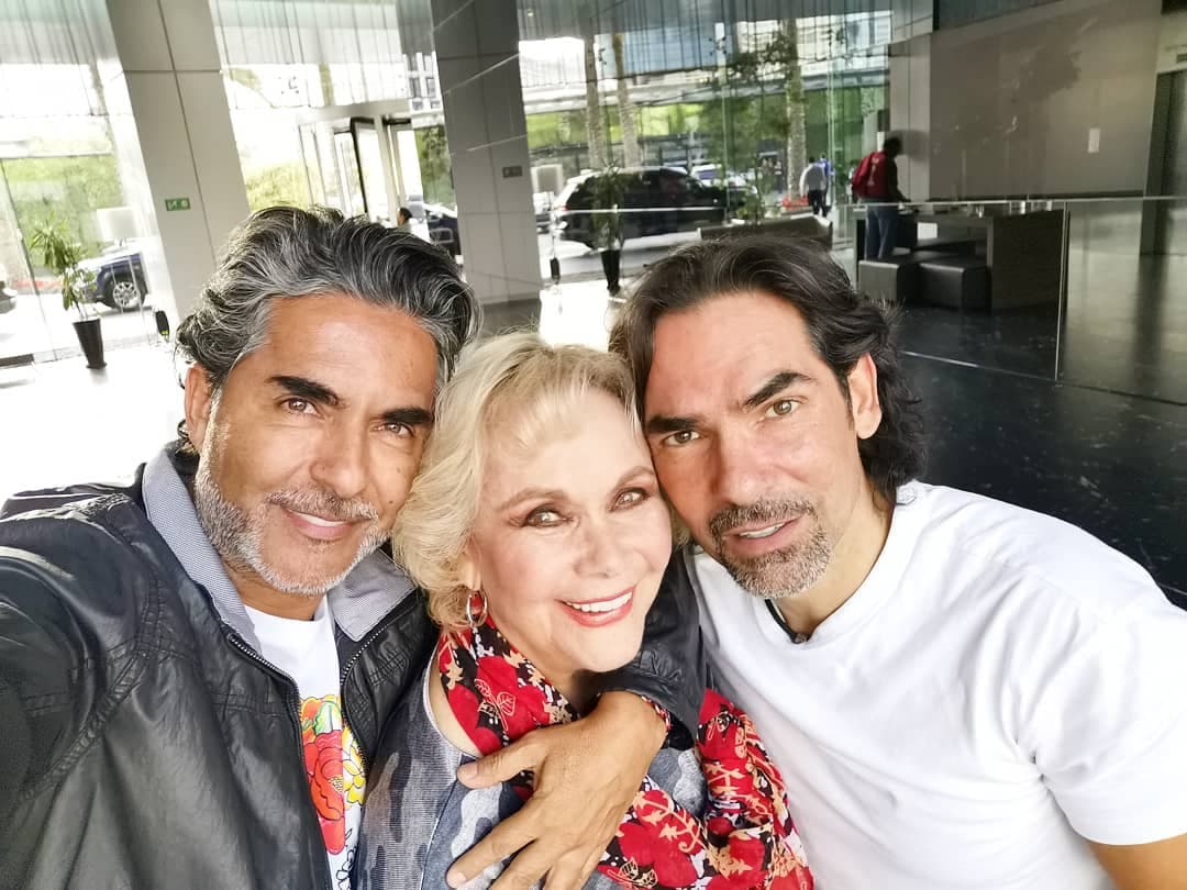 Raúl y Armando Araiza sorprenden a su mamá Norma Herrera en su cumpleaños: “Cumpliendo la distancia”