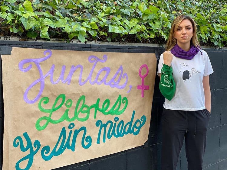 Regina Blandón, quien siempre ha apoyado la lucha de las mujeres, mostró que se unió a la marcha en la Ciudad de México y posó junto a una pancarta que reza: “Juntas, libres y sin miedo”.