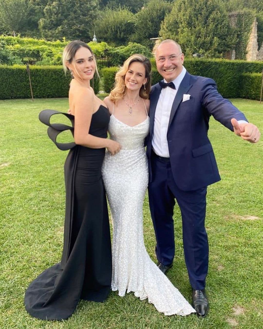“Que todo lo que te haga feliz dure para siempre. Los quiero”, sentenció la actriz, quien fue una de las más felices por el enlace.