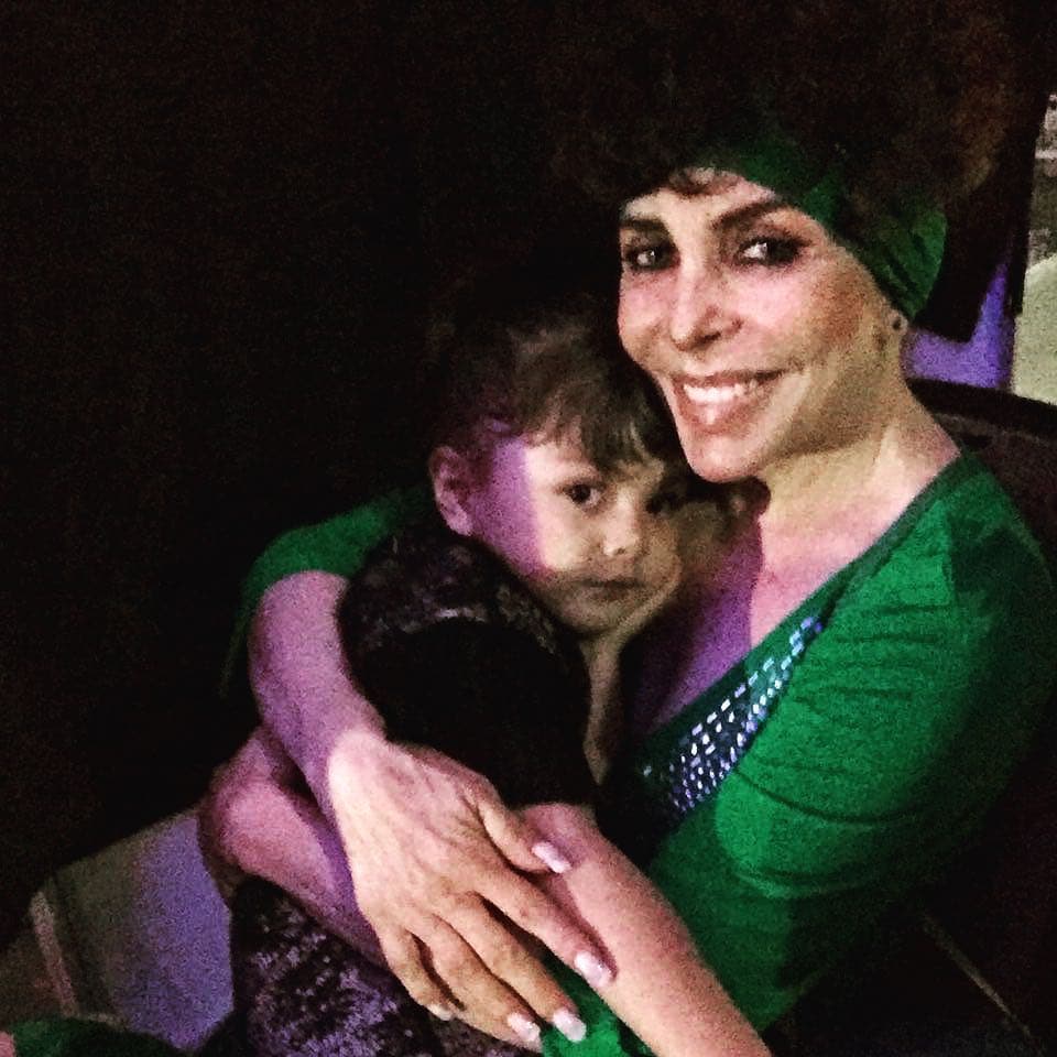 A pesar de la distancia, Rafaela y Verónica Castro son muy cercanas, hecho que la estrella de televisión muestra en redes sociales, donde comparte fotografías de los viajes que han hecho juntas a la playa y en México.