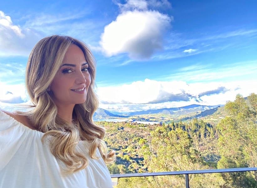 Andrea Legarreta rompe internet al mostrarse en traje de baño y con pícara mirada desde la playa