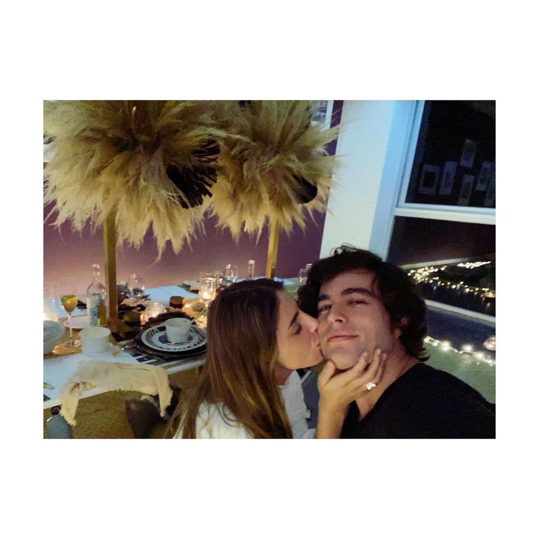 Ya en completa soltería, la pareja se reencontró en una fiesta
<b> </b>de aniversario del actor Alexis Ayala, lo que hizo que restablecieran el contacto e iniciaran una amistad fuera de los foros de grabación.