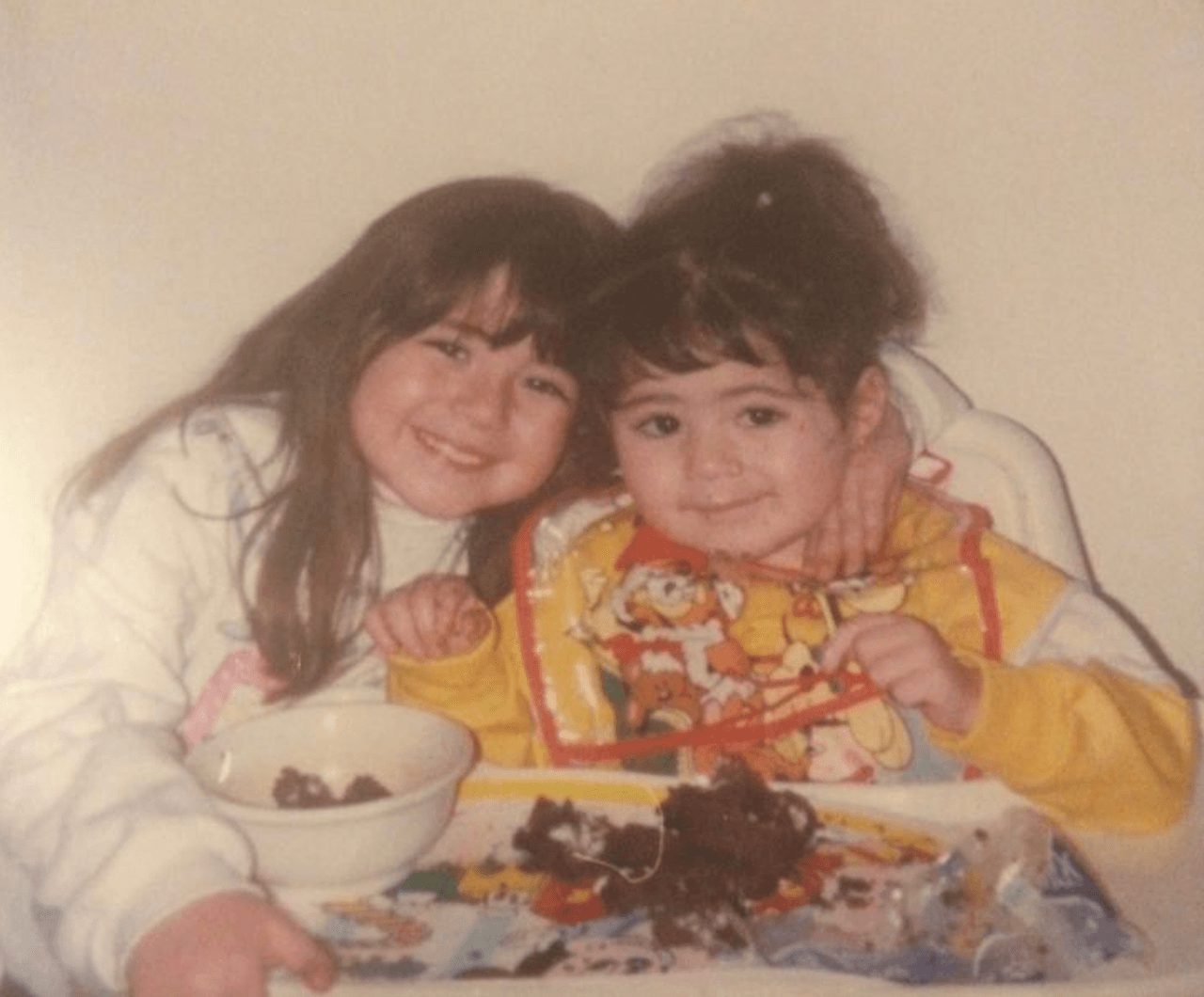 Así lucía con su hermana cuando eran tan sólo unas pequeñas.