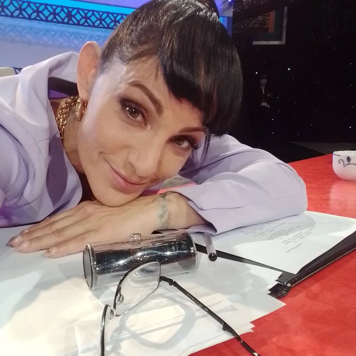 La Juez de Hierro de 'Las estrellas bailan en Hoy' vivió un torrido romance con su hermanastro.