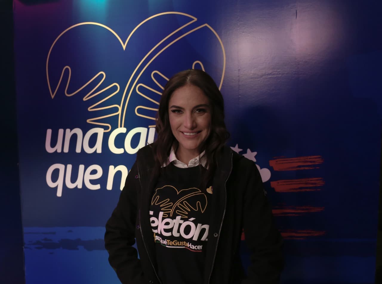 La periodista Danielle Dithurbide llama al público a apoyar esta noble causa.