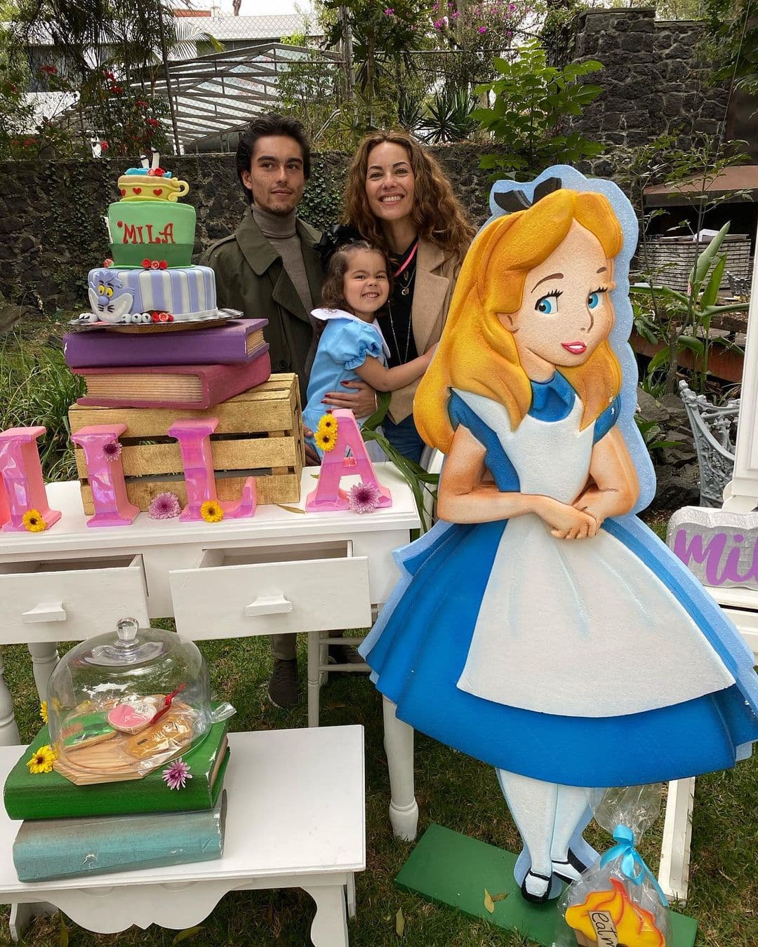 Aunque no posaron juntos, cada uno tubo la tradicional foto del recuerdo con su nieta, quien posó muy sonriente junto a sus abuelos.