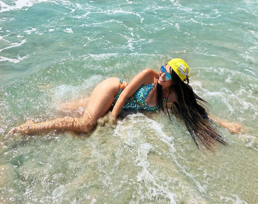 Thalía en bikini, envía mensaje a sus seguidores