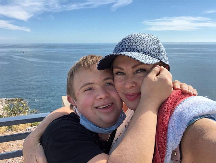 Madre e hijo posan en una de sus tantas visitas a la playa, donde también tienen una casa de descanso.