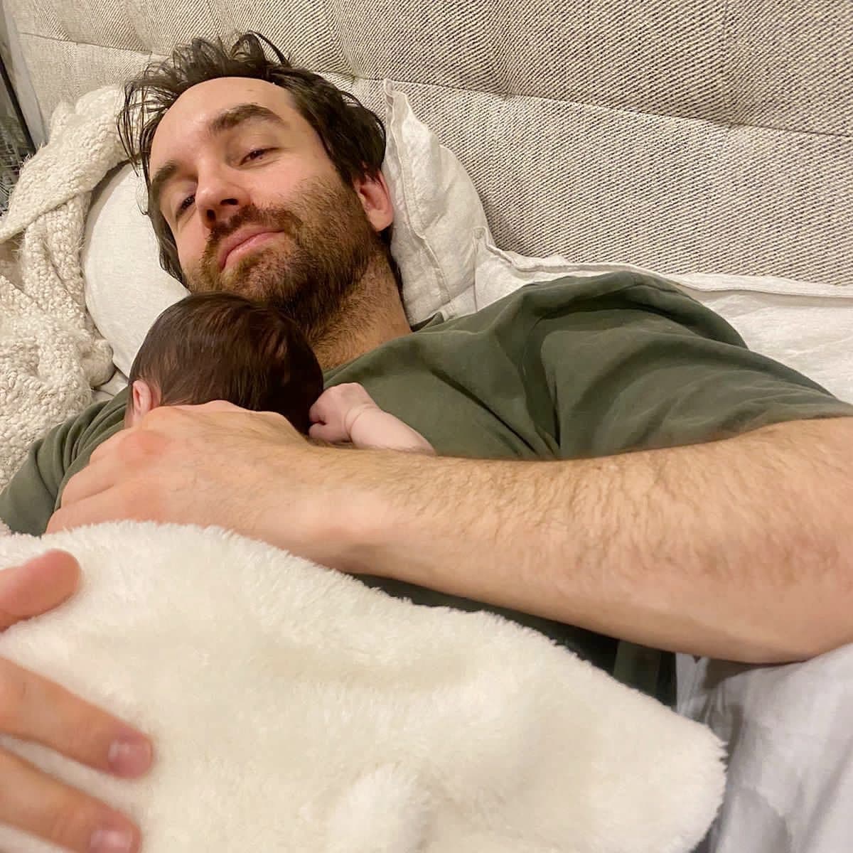 Pero no es la única enamorada de su nueva faceta, su novio, Antonio Zabala, también atrajo miradas al compartir su primera foto con Emilia.