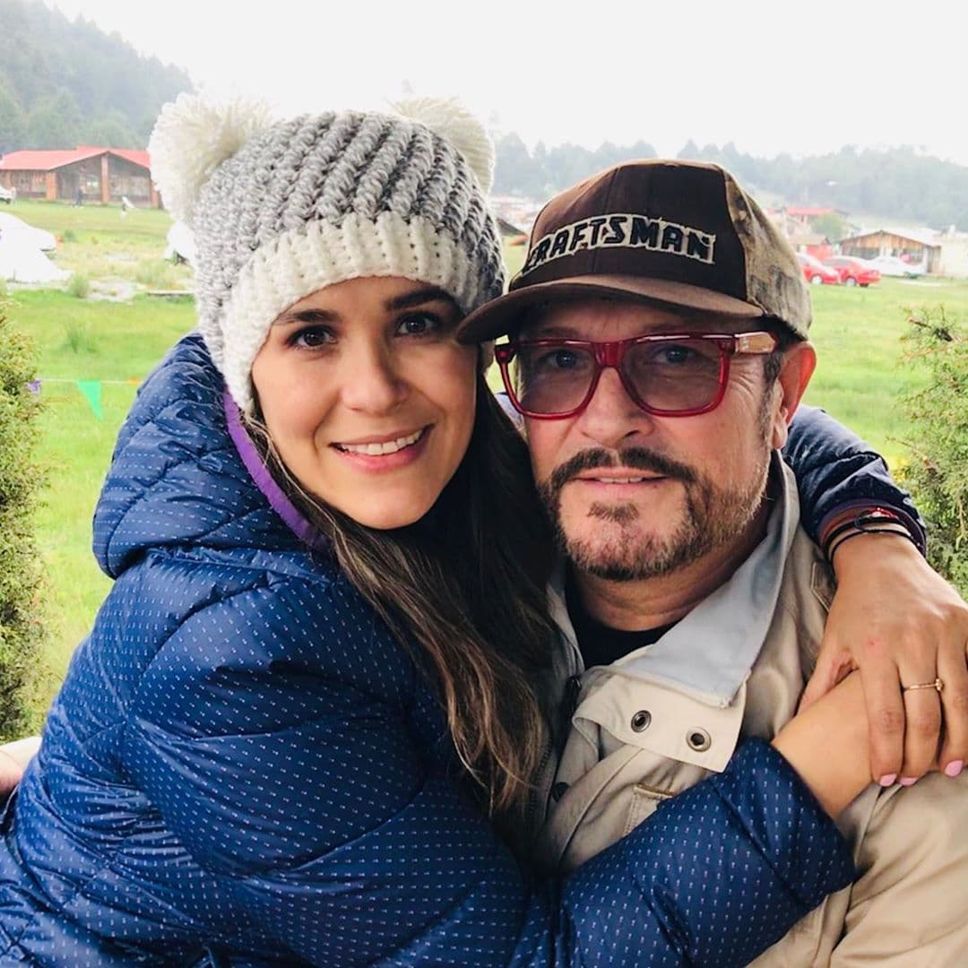 Khiabet es la hija mayor de Arturo Peniche. Al igual que su padre, decidió dedicar su vida a la actuación. Pero a diferencia de lo que la mayoría de la gente pudiera pensar, ha sido ella quien ha tenido que picar piedra por años para cumplir su sueño en la actuación.