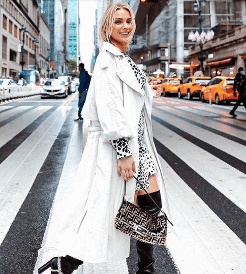 La actriz también ha aparecido utilizando este bolso tipo "baguette" de la marca Italiana Fendi. En la página oficial se pueden encontrar modelos similares entre los 2 mil y 3 mil EUR.