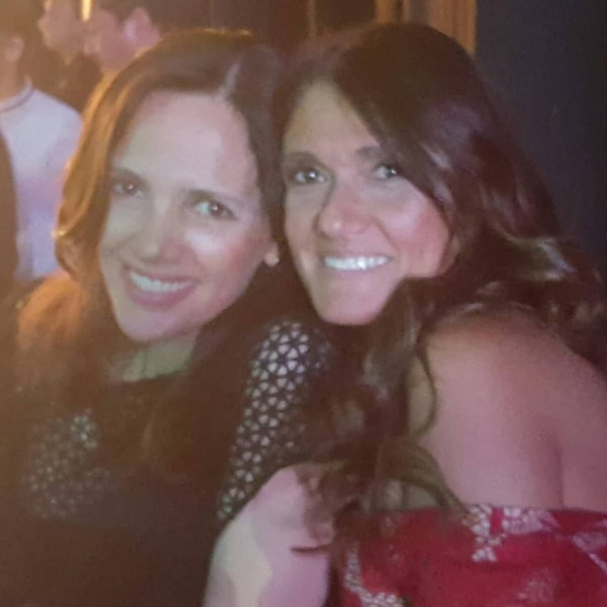 Aunque cuenta con redes sociales, Reyna Noriega solo publica fotos del pasado junto a su hermana Adela Noriega y evita dar detalles sobre la vida que tanto ella como la actriz llevan.