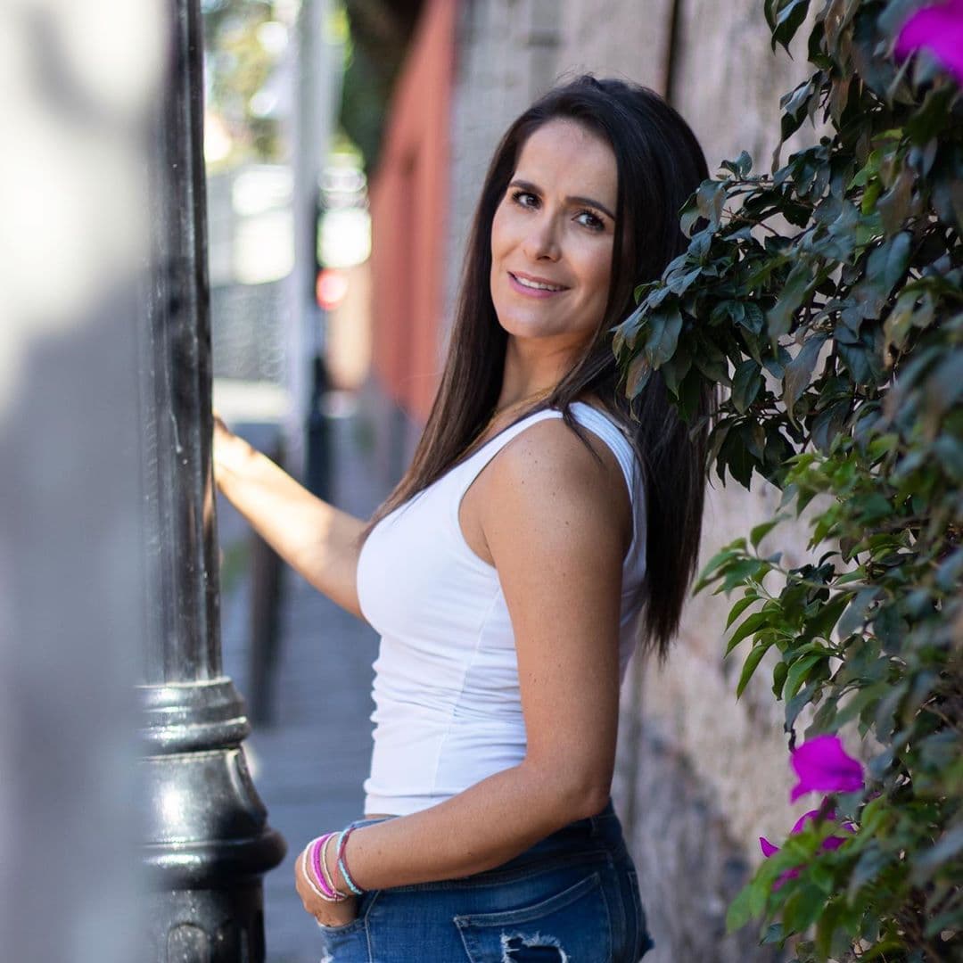 “Esto ha sido muy difícil para mí, pero no quito el dedo del renglón, llevo 10 años en la búsqueda de mi gran oportunidad; se me cruzó por ahí la licenciatura en Publicidad porque mi papá me dijo que esta es una profesión muy difícil, y gracias a Dios tengo un negocio que me da para comer”, declaró a TVyNovelas en el pasado.