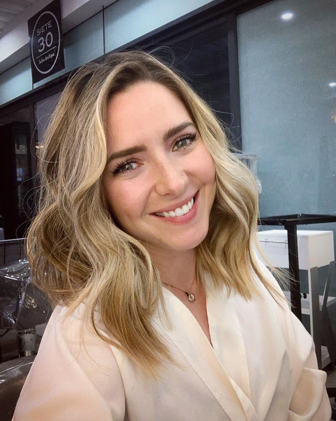 Ariadne Díaz se deshace del rubio y sorprende con radical cambio de look