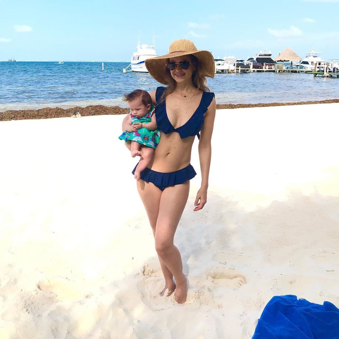 Mientras que en febrero impactó al lucir abdomen plano en bikini a tan solo nueve meses de haberse convertido en madre.