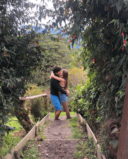 Michelle Renaud y Danilo Carrera se conocieron en 2018 durante una sesión de fotos en Estados Unidos. Tiempo después, ese mismo año, protagonizaron la telenovela ‘Hijas de la Luna’, en la que forjaron una gran amistad. No obstante, meses después de anunciar sus respectivas rupturas, la pareja reveló en junio de 2019 que estaban juntos con una romántica postal.
