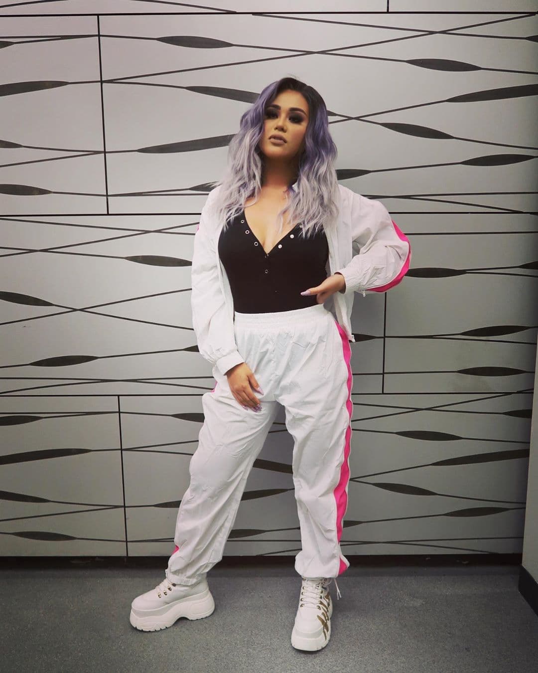 Gomita sorprende al aparecer desnuda y por imitar a Britney Spears