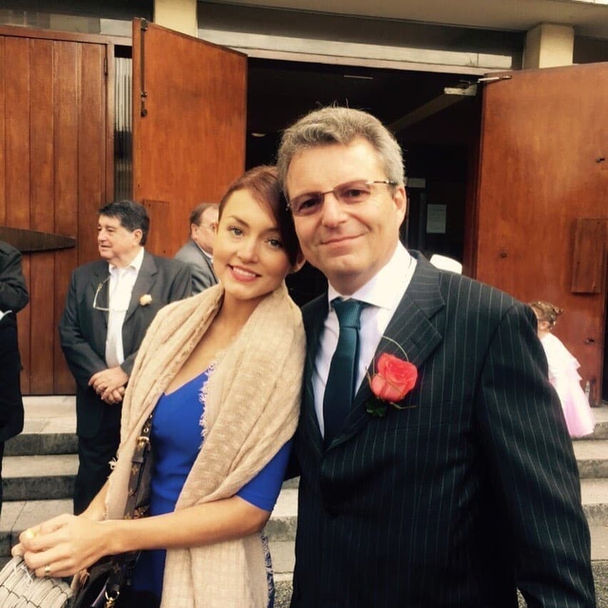 Hace unos días, Angelique Boyer destacó que su papá debutará como actor en algunas escenas de ‘Imperio de Mentiras’, donde hará algunos cameo y ahora cobra relevancia el gran parecido físico que la actriz tiene con su papá Patrick Boyer.