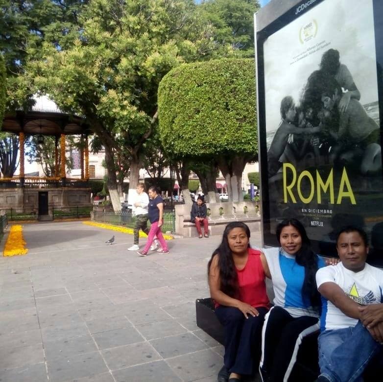 En octubre de 2018, Yalitza compartió una foto junto a sus padres al pie de un espectacular de ‘Roma’.