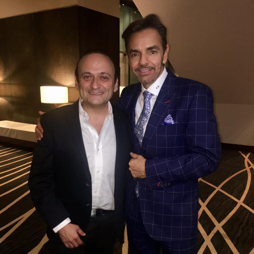 Eugenio Derbez se convirtió en su primer jefe. Lalo participó en sketches de 'Al derecho y al derbez' en el año de 1994.