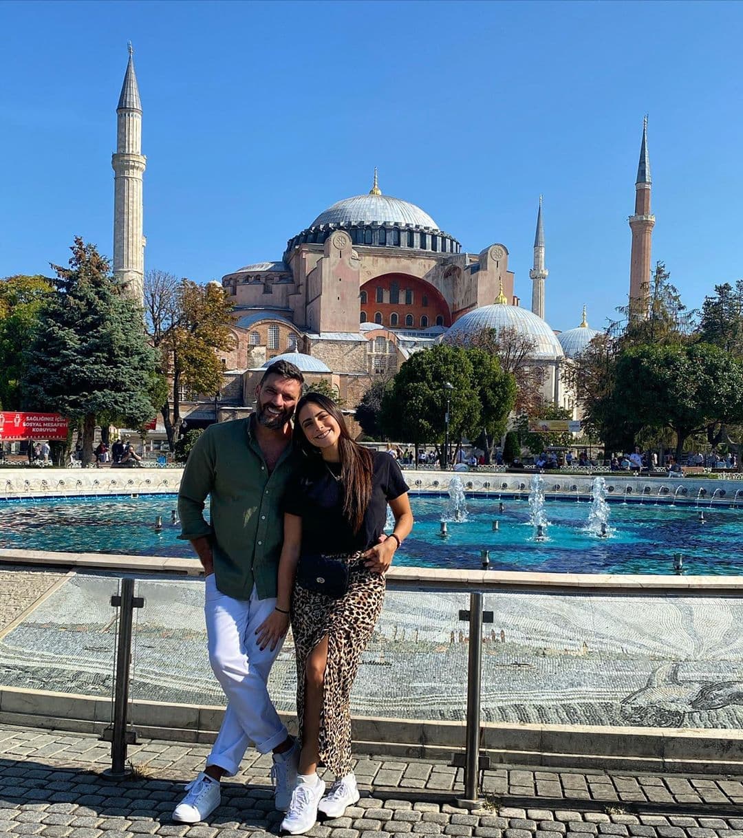 Posteriormente, ambos posaron al pie de la Mezquita de Santa Sofía, detallando que estaban disfrutando al máximo de su viaje.