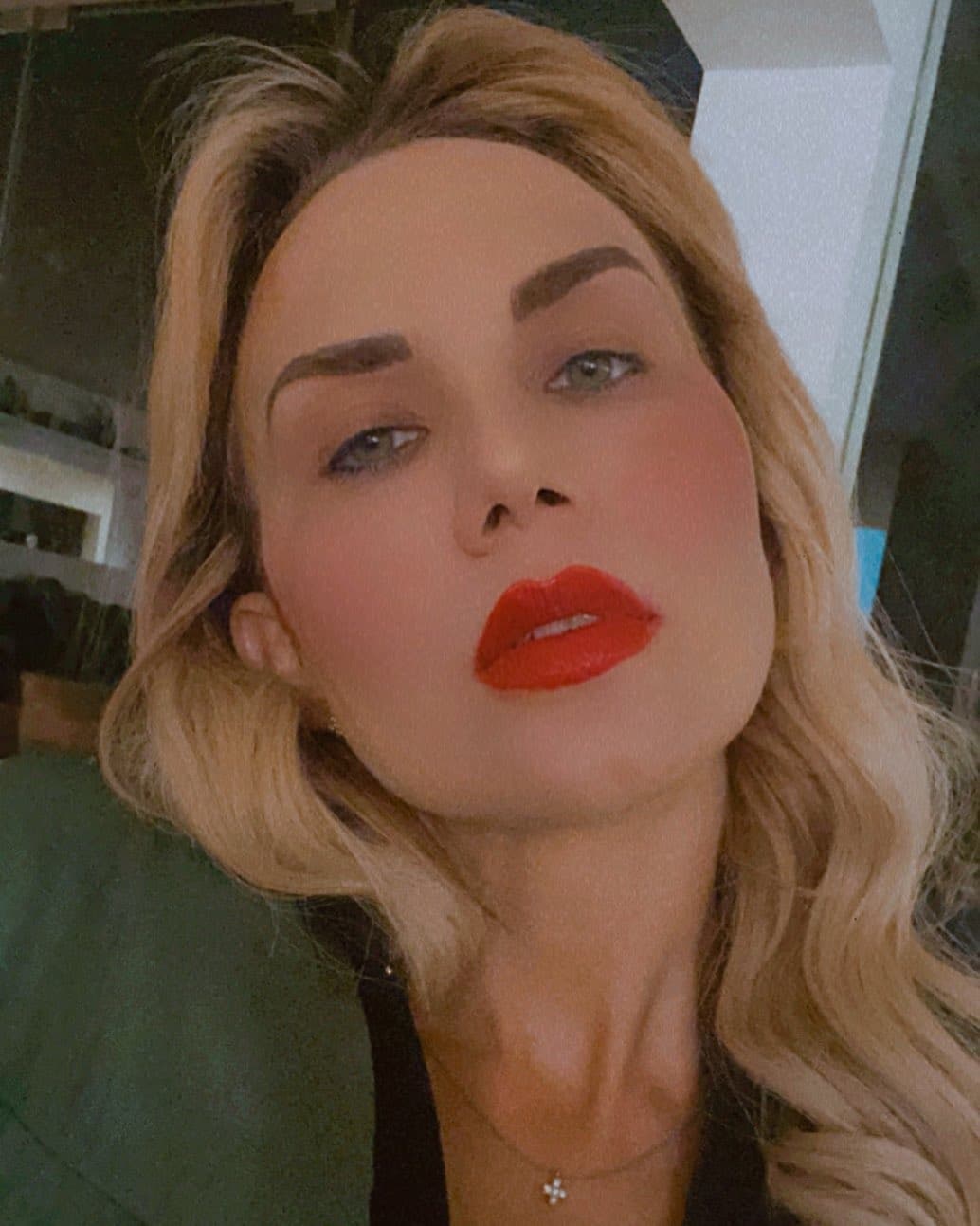 En 2017, 
<b><a href="https://www.univision.com/programas/novelas/michelle-vieth-estalla-contra-hector-soberon-por-haber-violado-sus-derechos-sexuales-hace-mas-de-una-decada" target="_blank">la protagonista de 'Mi pequeña traviesa' volvió a acusar a Soberón</a></b> de haber filtrado, manipulado y lucrado con el video que, según sus declaraciones, él mismo tomó. En una carta abierta que publicó en su cuenta de Instagram 
<b><a href="https://www.univision.com/programas/novelas/hector-soberon-asegura-que-sabe-quien-es-el-hombre-en-el-video-sexual-de-michelle-vieth" target="_blank">lo culpó de haber violado sus derechos humanos</a>. </b>