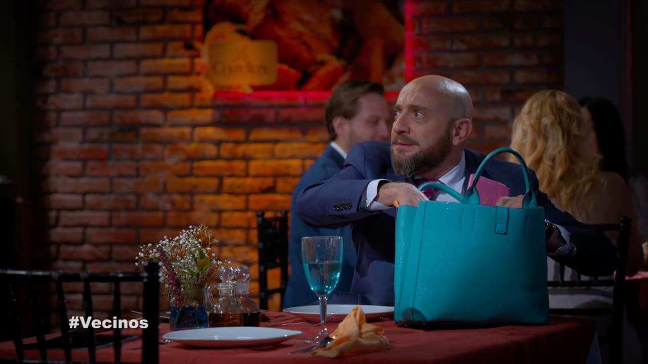 En un malentendido, Silvia descubre a Luis 'esculcando' su bolsa, cuando en realidad quería secarla, porque se le había caído agua encima.