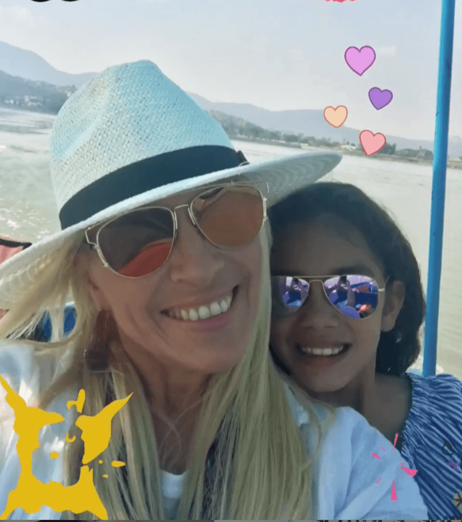 Luego de varios intentos fallidos de embarazo, 
<b>Yuri</b> y su esposo, Rodrigo, tomaron la decisión de adoptar a Camila en el 2009. Les fue entregada cuando tenía 7 meses de nacida y desde entonces la pareja es feliz con su hija, quien ya tiene 10 años y por lo que se puede ver en redes sociales, son muy unidas y gozan pasar tiempo juntas.