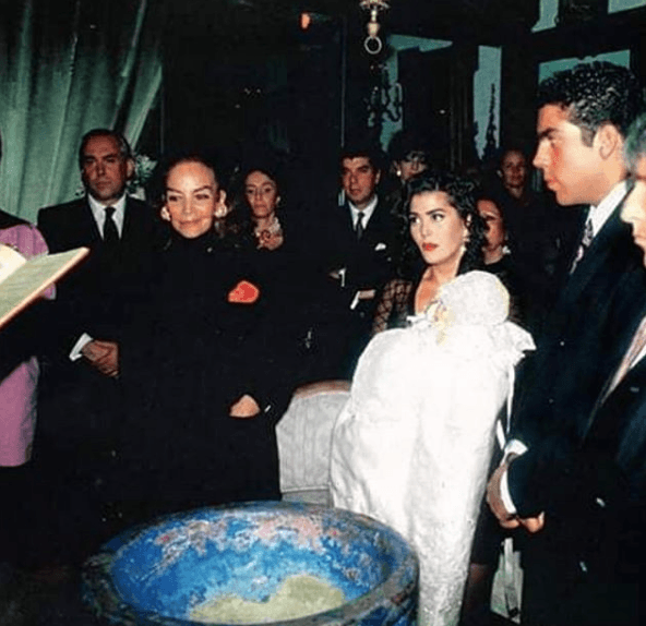 Frida Sofía Moctezuma Guzmán nació el 13 de marzo de 1992 en la Ciudad de México, fruto de la relación entre la cantante Alejandra Guzmán y el empresario Pablo Moctezuma.