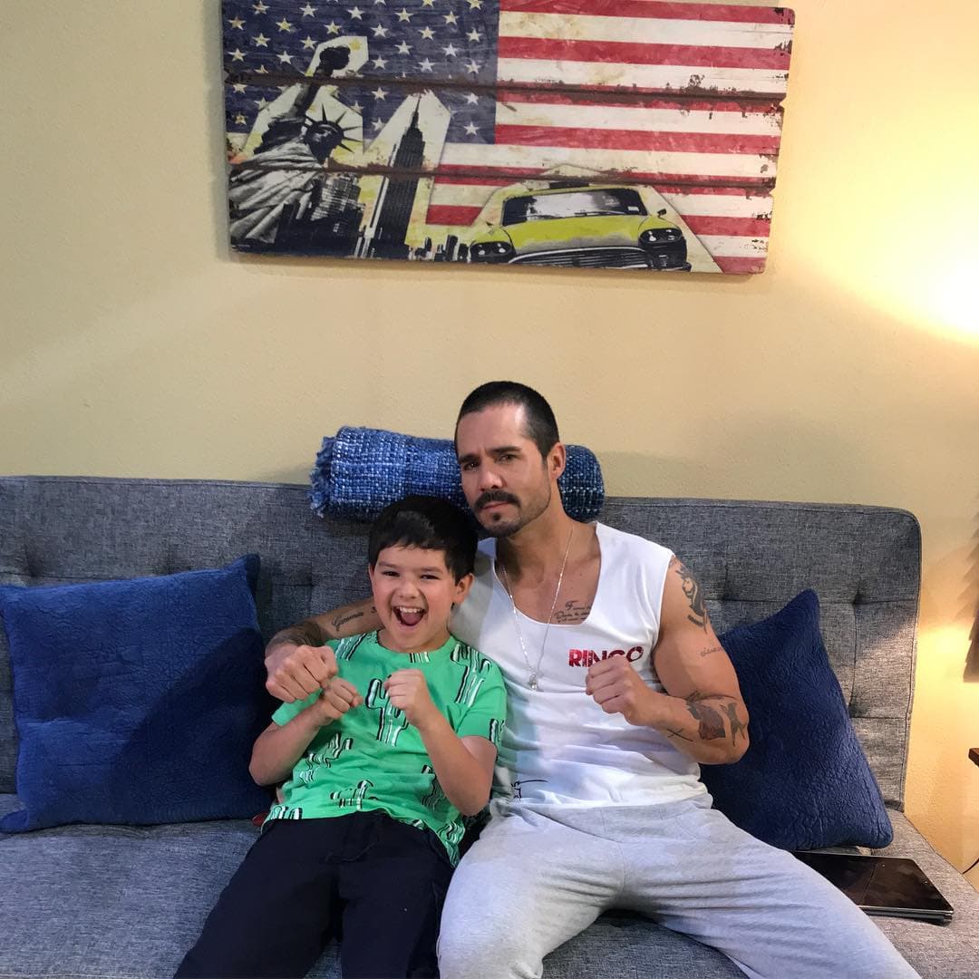 Patricio de la Garza no solo logró una conexión inmediata con el público, también con el resto del elenco y sobre todo con José Ron, hecho que dejaba ver en sus múltiples publicaciones de redes sociales.