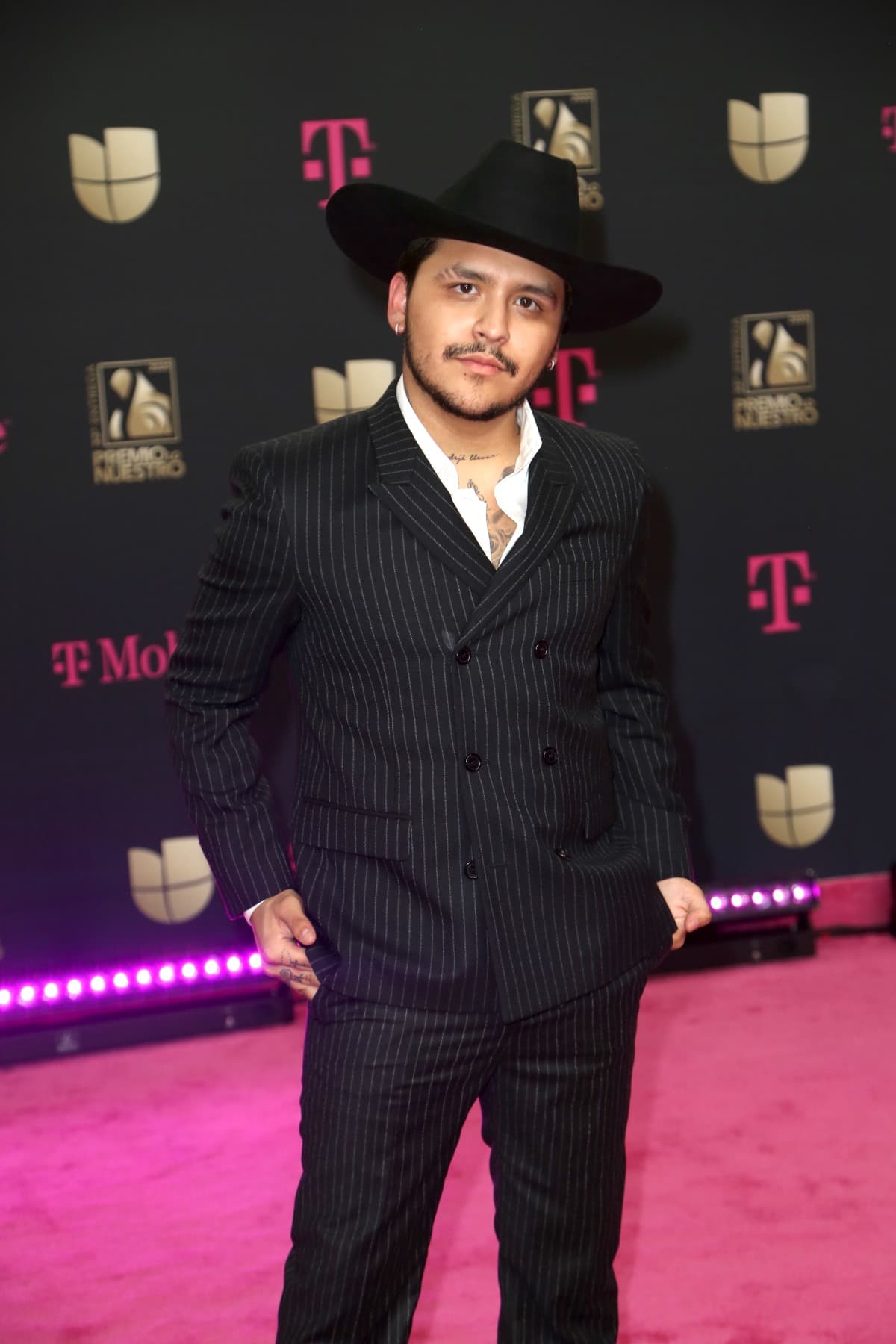 El cantante tiene toda clase de tatuajes en la cara