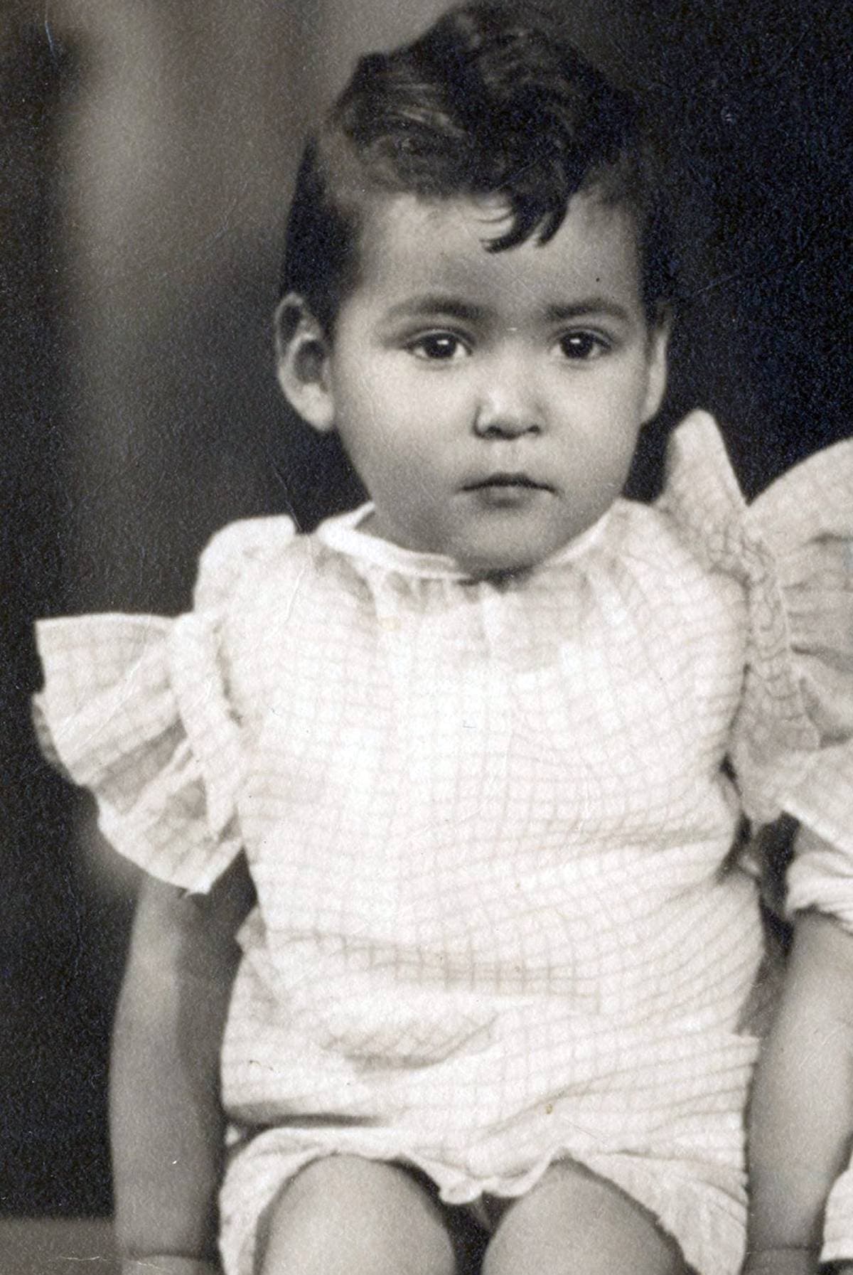 Carmen Salinas nació el 5 de octubre de 1939 y es originaria de Torreón, Coahuila. Desde muy pequeña mostró su gusto por la actuación y hasta por la imitación, pues realizaba parodias de personalidades como La Tigresa o Celia Cruz.