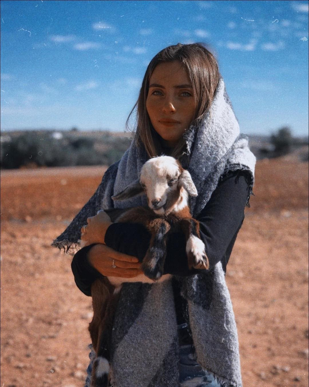 Con el reciente aislamiento por coronavirus, la veinteañera decidió aprovechar el tiempo, así como la popularidad que ha obtenido luego de compartir divertidos videos con su padre, para iniciarse como youtuber, por lo que hace un mes abrió su canal en la plataforma.