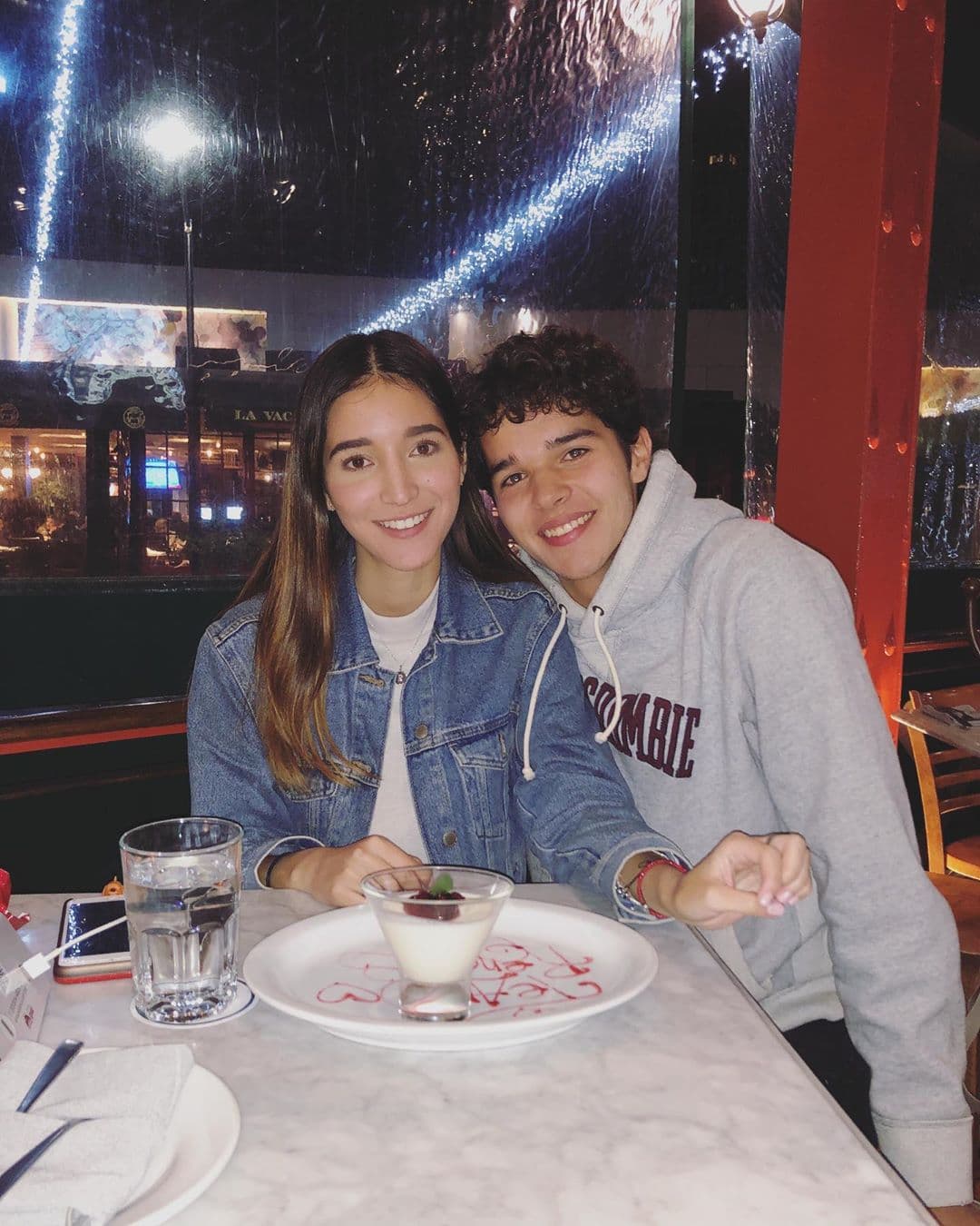 Desde hace algunos meses, Roberto, de 19 años, sostiene un noviazgo con Zaire Renata, una joven dos años mayor que él, la cual vive entre California y México.