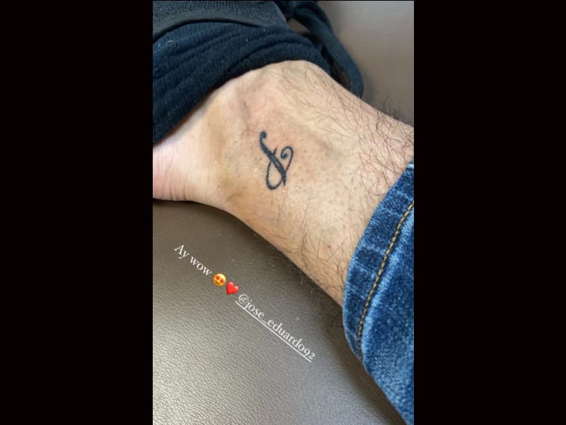 José Eduardo Derbez se tatúa la inicial de su novia y ella reacciona a la muestra de amor.