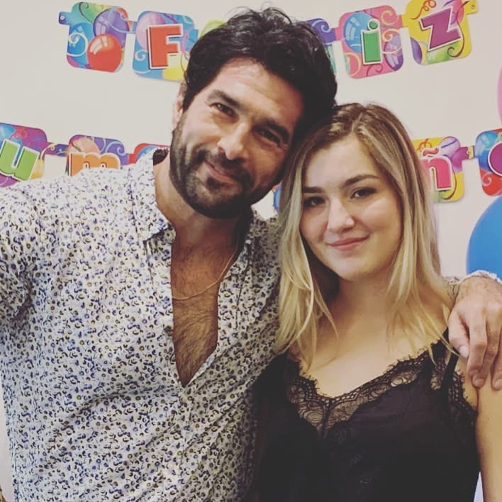 Arturo Carmona es papá de Melenie, a quien procreó en su matrimonio con Alicia Villarreal. Gracias a sus fotos en Instagram, la joven ha llamado la atención no solo por su belleza, sino también por su gran parecido físico con su famosa mamá.