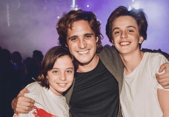 La primera entrega de esta producción aborda la infancia y adolescencia de 'El Sol', por lo que se necesitó de tres actores para retratar sus diferentes etapas físicas; Diego Boneta, Luis de la Rosa e Izan Llunas fueron los elegidos.